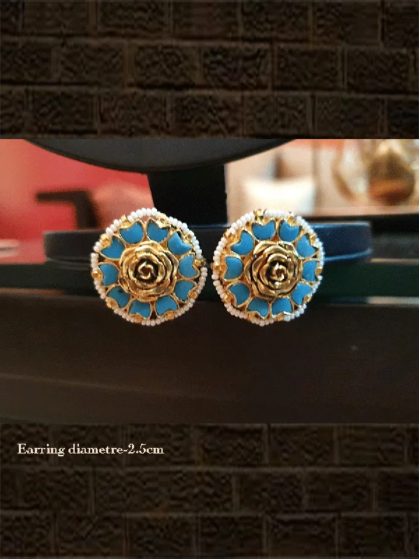 Daisy bloom earrings-Flower design ferozi stud with pirohi edge